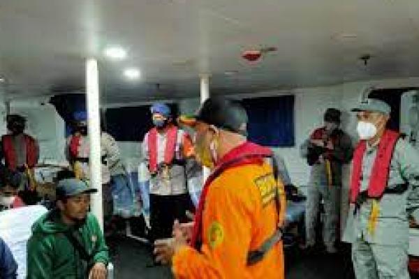 Tim SAR Evakuasi Tujuh Penumpang Kapal Mati Mesin