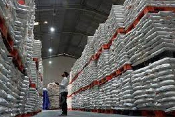 Kemensos-Bulog Salurkan 200 Juta Kilogram Beras ke 10 Juta KPM