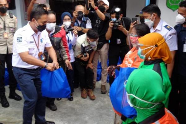 ASDP Salurkan 2000 Paket Sembako untuk Pengemudi Ojol