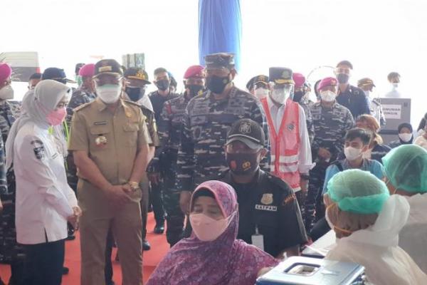 Ribuan Orang Vaksinasi Covid-19 di Pelabuhan Merak