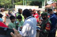 Tegakkan Prokes di Masyarakat, KSP Bagikan Masker Dari Pintu ke Pintu di Bekasi