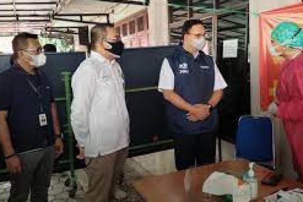 Anies Tidak Wajibkan Penerima Bansos Sudah Divaksin 