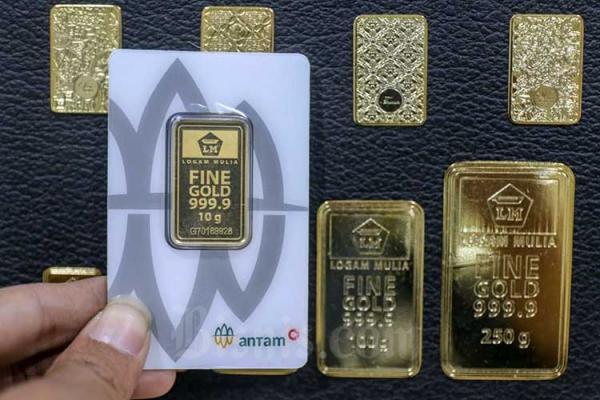 Harga Emas Antam Stagnan di Rp932.000 per Gram