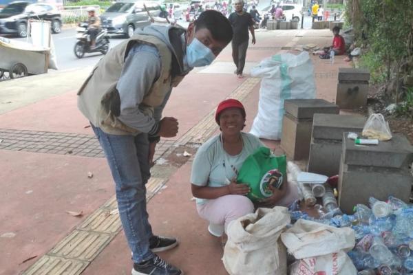 Jumat Berkah, AMK Merdeka Bagi-bagi Sembako di Duren Sawit