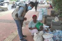 Jumat Berkah, AMK Merdeka Bagi-bagi Sembako di Duren Sawit