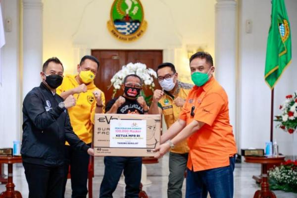 Serahkan Bantuan Sembako, Bamsoet: Tunjukkan Gotong Royong, Solidaritas dan Soliditas