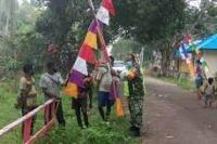 TNI dan Warga Merauke Pasang Bendera di Perbatasan