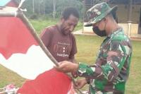 Warga di Perbatasan RI-PNG Dibagi Kaos Merah Putih