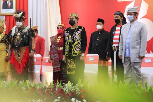 Pakai Adat Dayak, Halim Iskandar Hadiri Upacara HUT RI Secara Virtual 