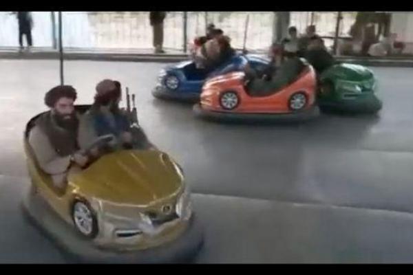 Heboh, Milisi Taliban Main Bombom Car dan Nge-gym