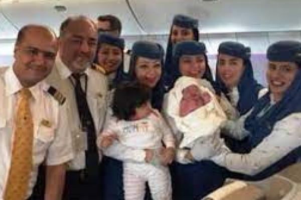 Melahirkan di Atas Pesawat Saat Evakuasi AS