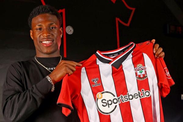 Southampton Boyong Thierry Small dari Everton
