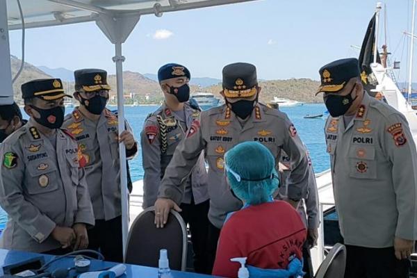 Wakapolri Apresiasi Vaksin Terapung Pakai Kapal Patroli di Labuan Bajo