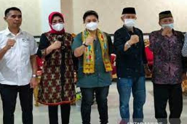 Apriyani Dapat Hadiah Kebun Cengkih dan Kelapa Sawit dari Wagub