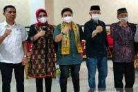 Apriyani Dapat Hadiah Kebun Cengkih dan Kelapa Sawit dari Wagub