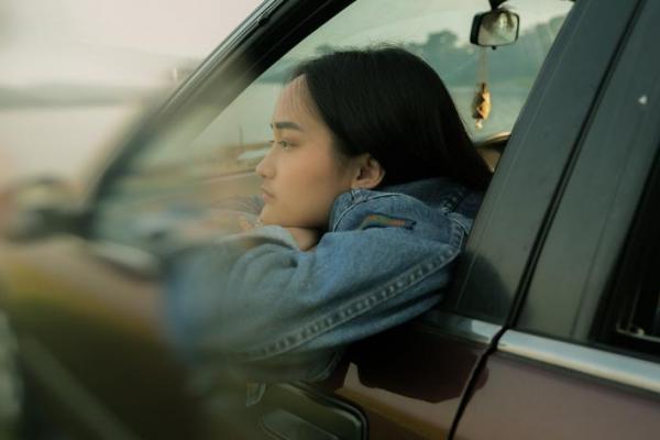 Mariani Oelong "Bercumbu" dengan Musik Single 