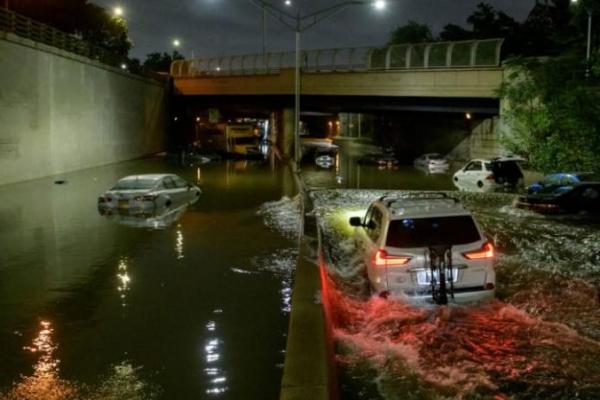Pacsaterendam Banjir, Warga New York Mulai Bersihkan Rumah dan Tempat Usaha