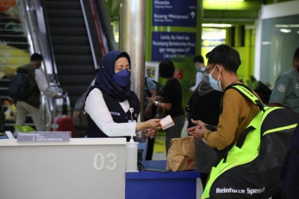 HPN 2021, KAI Daop 1 Bagikan Suvenir dan Minuman Gratis ke Penumpang