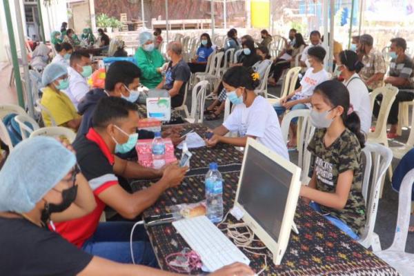 Gandeng Gereja, Partai Demokrat NTT Vaksin Ratusan Warga Jelang HUT Ke-20