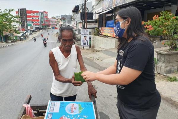 Peduli Sesama di Kota Kupang, Siswa SMA Kolose Jogja Ini Bagi-bagi Makanan 