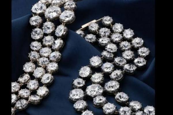 Kisah Gelang Misterius Marie Antoinette Menjelang Lelang