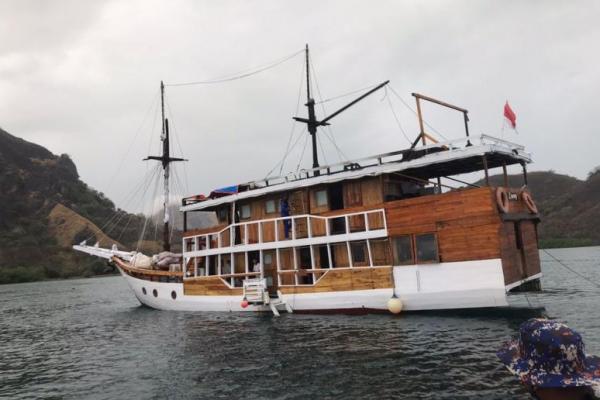 Kapal Pesiar Mengangkut 21 Wisatawan Terbakar di Perairan Labuan Bajo