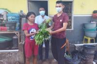  Aksi Polisi di NTT Ini Patut Ditiru, Berbagi Sayuran Hasil Panen untuk Kaum Tuna Netra