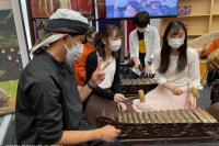 Mahasiswa Jepang Belajar Budaya Sunda di Indonesia Day