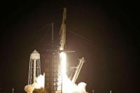 SpaceX Berhasil Luncurkan Penerbangan Sipil Pertama ke Orbit Bumi
