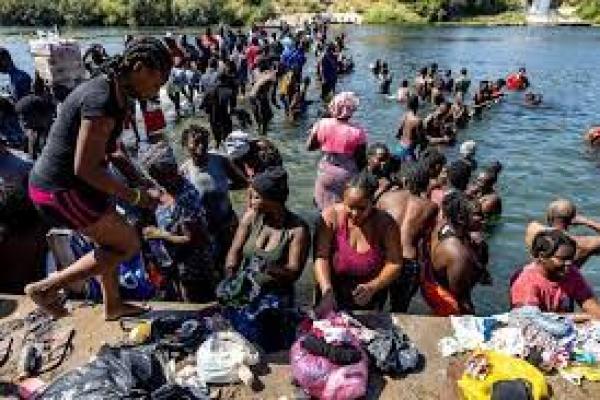 Puluhan Ribu Migran Tidur di Bawah Jembatan Texas