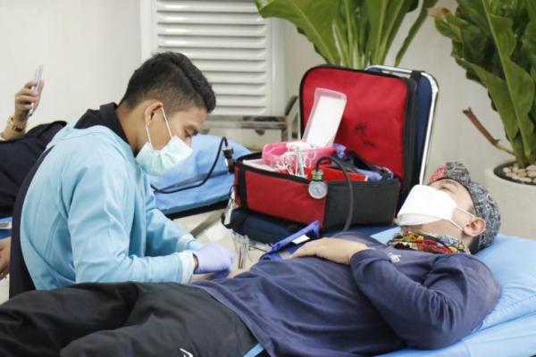 Puluhan Calon Penumpang Kereta Api Donor Darah di Stasiun Pasar Senen