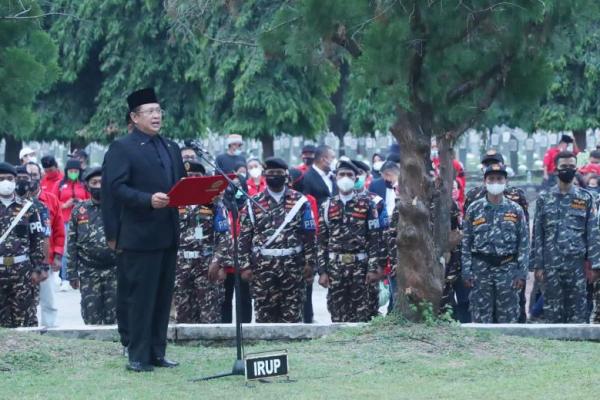 Pimpin Upacara Pemakaman Sabam Sirait, Bamsoet: Beliau Politisi yang Disegani