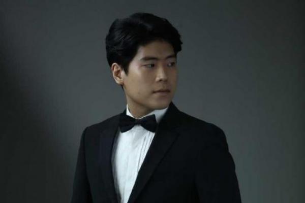 Violinist Korea-Amerika Daniel Cho Jadi Kepala Orcestra Hamburg