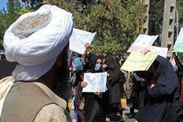 Sejumlah Perempuan Protes Tuntut Hak Bekerja dan Sekolah di Afghanistan