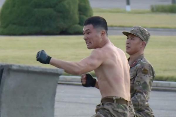 Tentara Korut Unjuk Kekuatan dalam Pertunjukan Militer