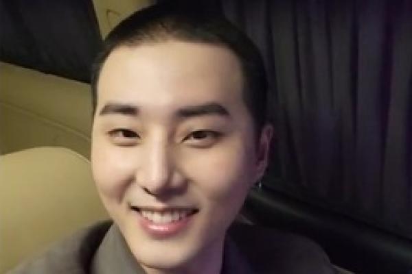 Personel DAY6 Young K Pamitan Kepada Fans untuk Jalani Wajib Militer
