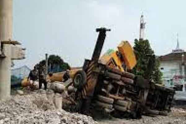 Crane Timpa Rumah Warga di Depok