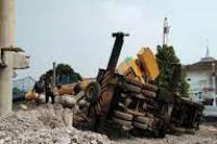 Crane Timpa Rumah Warga di Depok