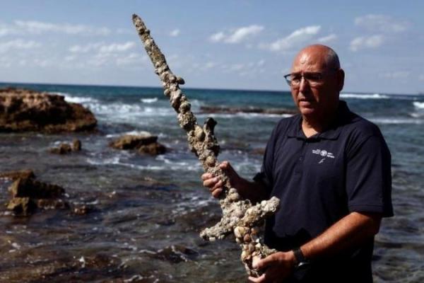 Seorang Penyelam Temukan Pedang dari Zaman Perang Salib 900 Tahun lalu di Perairan Israel