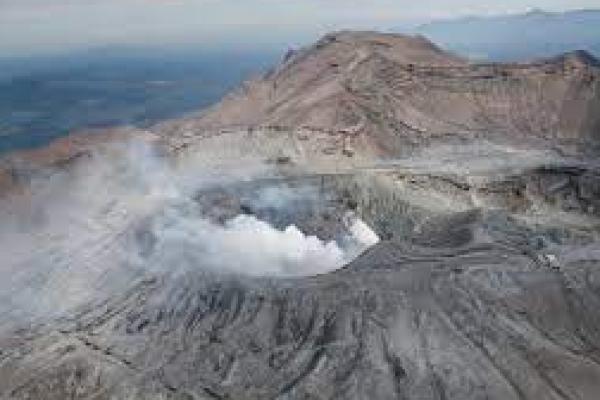 Gunung Aso di Jepang Meletus