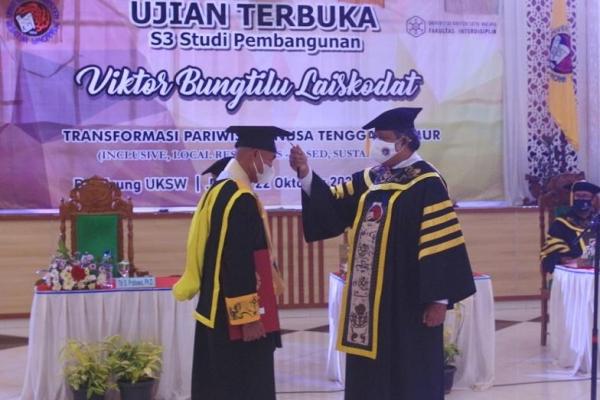 Teliti Pariwisata di Nusa Tenggara Timur, Viktor Laiskodat Raih Gelar Doktor