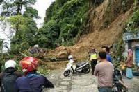 Akibat Longsor Akses Jalan Medan-Berastagi Ditutup 