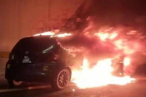 Sebuah Mobil Terbakar di Terowongan Pusat Kota Singapura