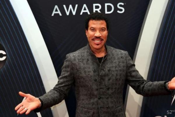 Penyanyi Lionel Richie Tanda Tangin Kontrak dengan Universal Music