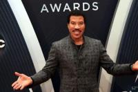 Penyanyi Lionel Richie Tanda Tangin Kontrak dengan Universal Music