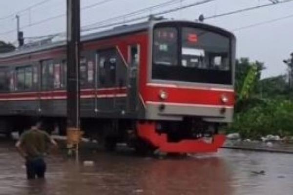 Hujan Besar Hari Ini Sempat Merendam Sejumlah Jalur Rel KRL