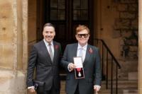 Elton John mendapat Gelar Kehormatan dari Kerajaan Inggris