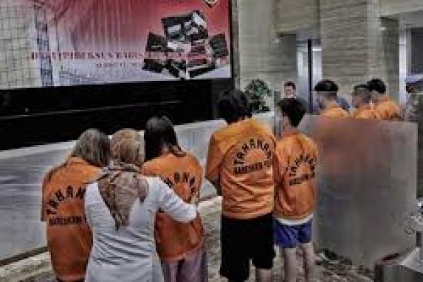 Riba, Ancam, dan Buka Aib,  MUI Haramkan Pinjol