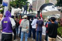 Tuntut KPK Tuntaskan Dugaan Permufakatan Jahat Bupati Mateng, Mahasiswa Lakukan Aksi!