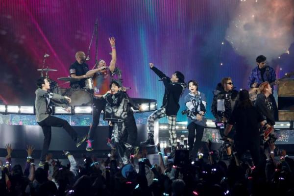 BTS dan Coldplay Tampil Bersama di American Music Award 2021
